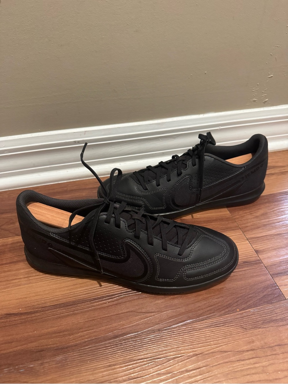 Nike Men’s All-Black Low-Top Sneakers sz 9